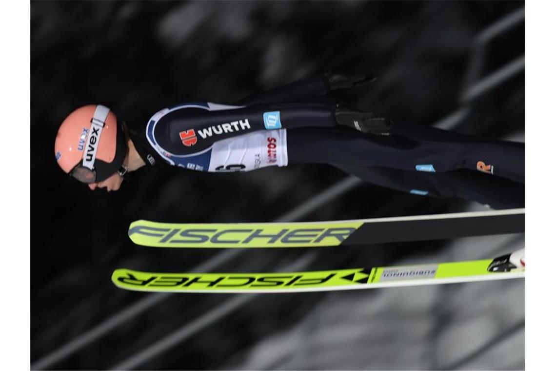 Die deutschen Skispringer um Karl Geiger wurden beim Weltcup in Lahti Dritter. Foto: Grzegorz Momot/PAP/dpa
