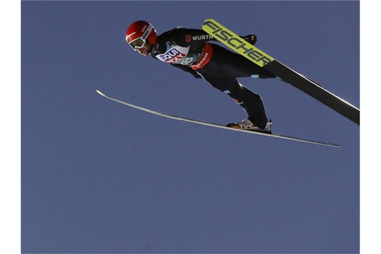Die deutschen Skispringer um Markus Eisenbichler liegen im Teamwettbewerb nach dem ersten Durchgang vorn. Foto: Darko Bandic/AP/dpa