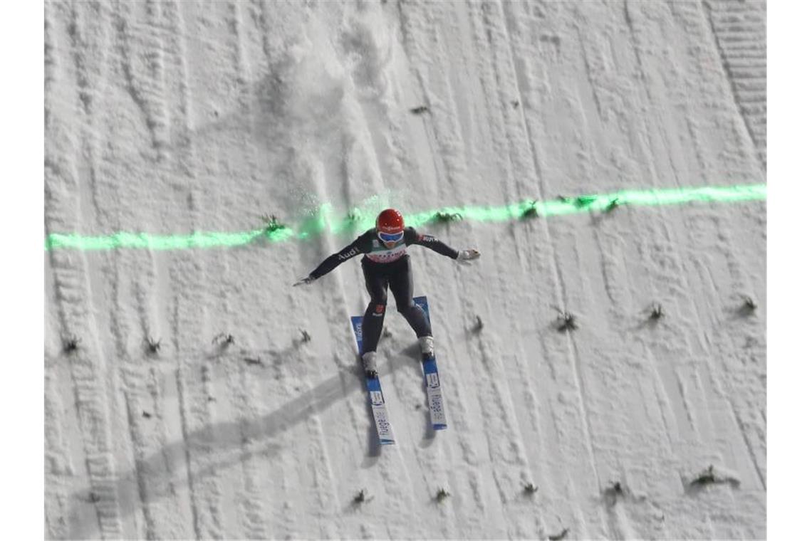 Die deutschen Skispringer um Stephan Leyhe sorgten in Oberstdorf für ein starkes Ergebnis. Foto: Daniel Karmann/dpa