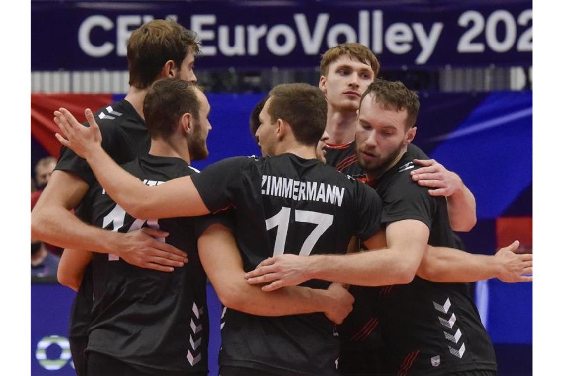 Deutsche Volleyballer ohne Chance gegen Italien Die deutschen Spieler bejubeln einen Punktgewinn, scheitern am Ende aber an Italien. Foto: Oana Jaroslav/CTK/dpa