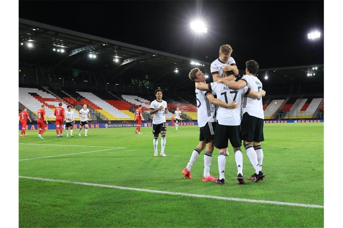 Nur Remis: Kein Comeback-Jubel für Müller und Hummels Die deutschen Spieler feiern das 1:0 gegen Dänemark. Foto: Christian Charisius/dpa