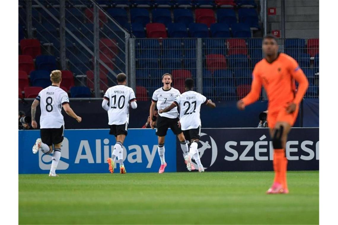 Die deutschen Spieler feiern das 2:0 gegen die Niederlande. Foto: Marton Monus/dpa