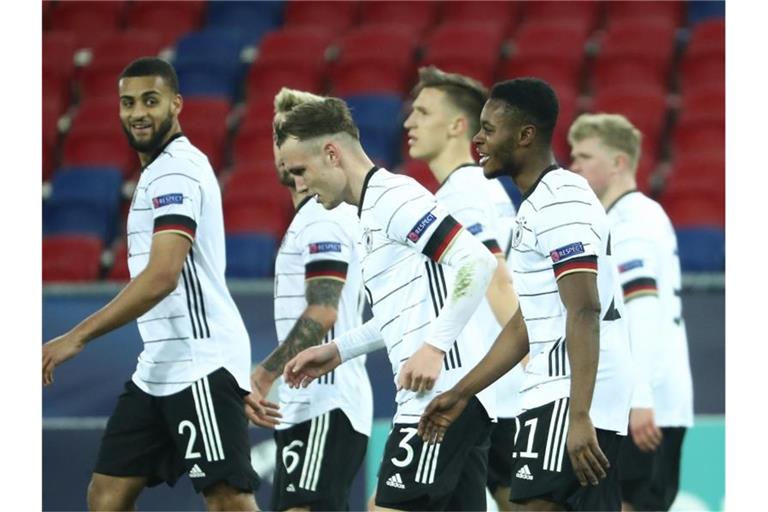 Die deutschen Spieler feiern das Tor zum 2:0 durch Ridle Baku (2.v.r). Foto: Csaba Domotor/dpa
