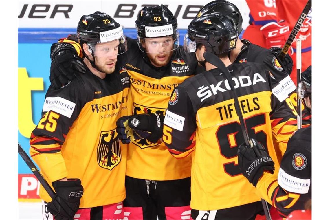 Deutsches Eishockey-Team verliert auch gegen Tschechien Die deutschen Spieler feiern den Anschlusstreffer zum 1:2 gegen Tschechien. Foto: Daniel Karmann/dpa