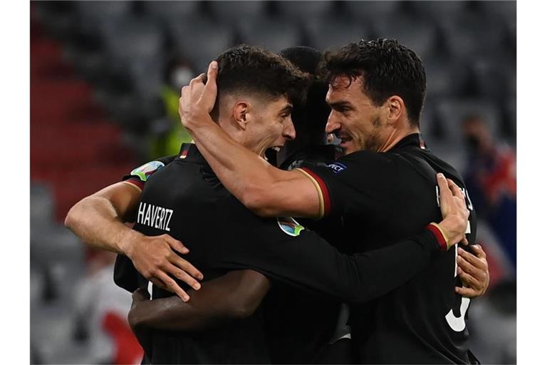 Die deutschen Spieler feiern den Treffer von Kai Havertz (l). Foto: Federico Gambarini/dpa