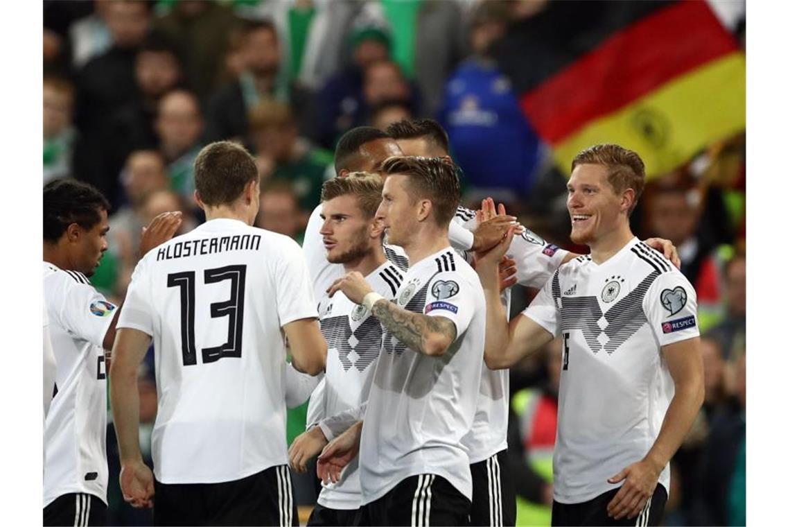 Die deutschen Spieler feiern den Treffer zum 1:0 gegen Irland durch Marcel Halstenberg (r). Foto: Christian Charisius