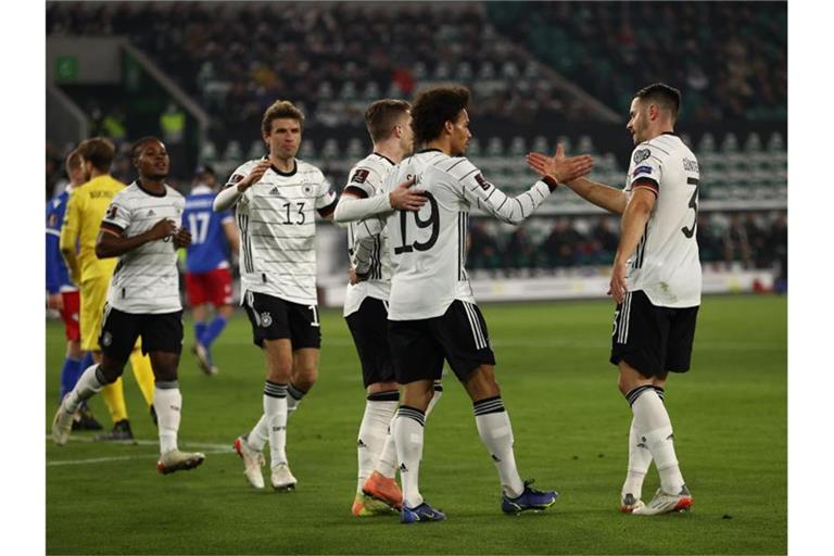 Die deutschen Spieler feiern ein weiteres Tor gegen Liechtenstein. Foto: Christian Charisius/dpa