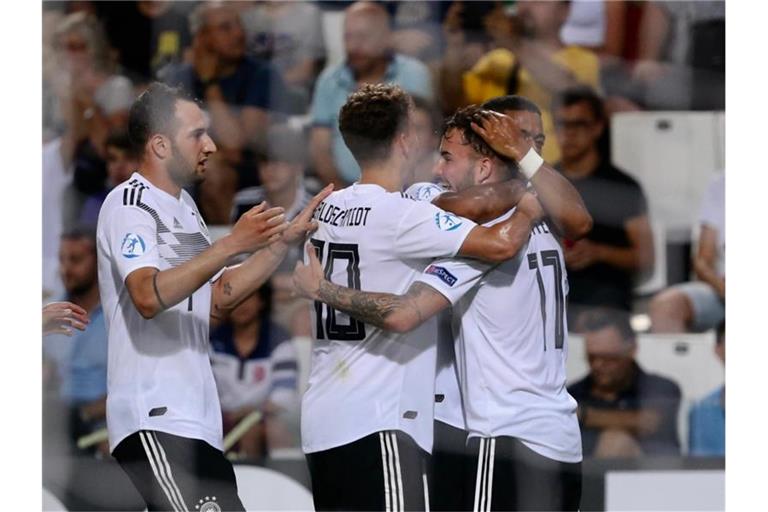 Die deutschen Spieler feiern einen Treffer gegen Serbien. Foto: Cezaro De Luca