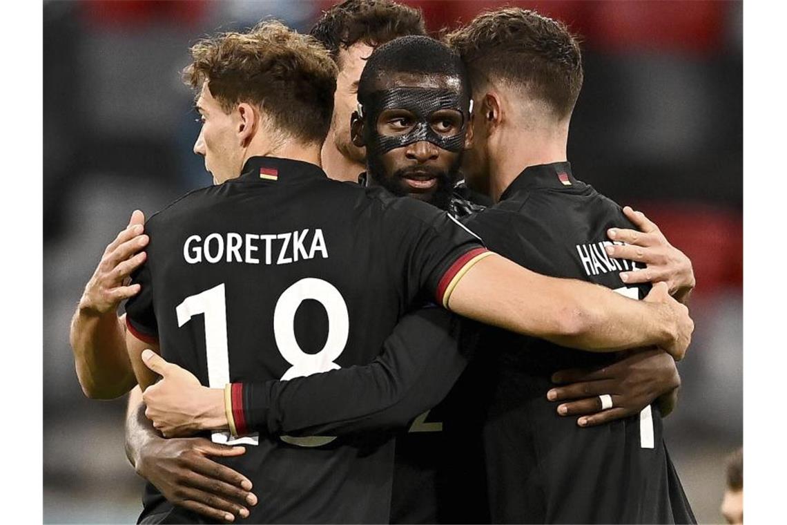 „Nervenkrimi“: Goretzka rettet DFB-Elf ins EM-Achtelfinale Die deutschen Spieler feiern mit Torschütze Leon Goretzka. Foto: Lukas Barth/Pool EPA/dpa