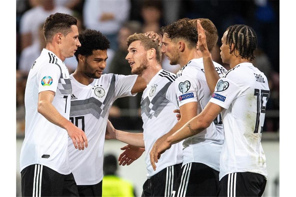 Die deutschen Spieler feiern Timo Werner (M) nach seinem Treffer zum 7:0. Foto: Marius Becker
