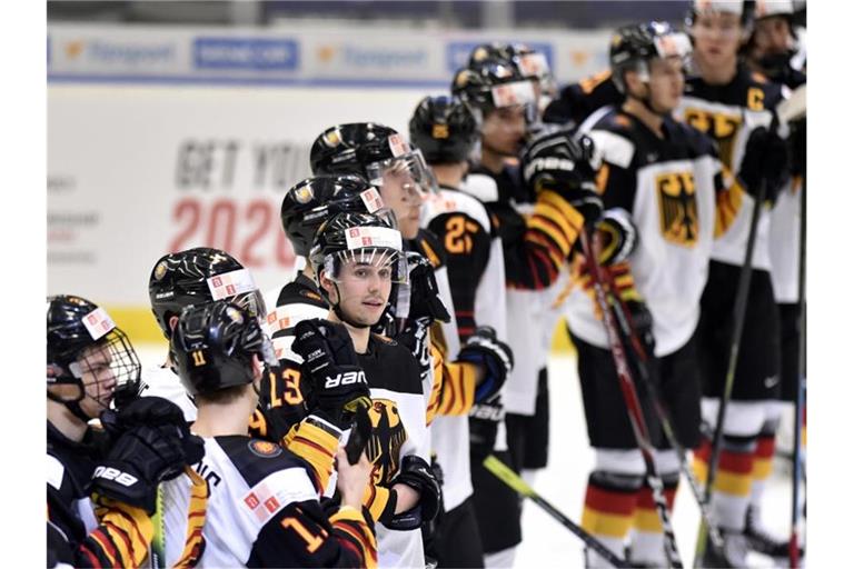 Die deutschen Spieler sind nach der Niederlage betrübt. Foto: Jaroslav Oana/CTK/dpa