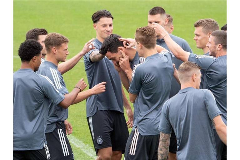 Die deutschen Spieler zeigten sich beim Abschlusstraining gut gelaunt. Foto: Federico Gambarini/dpa