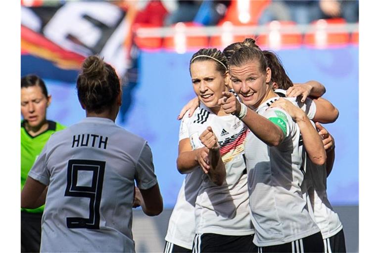 Die deutschen Spielerinnen feiern das 1:0 gegen Spanien. Foto: Sebastian Gollnow