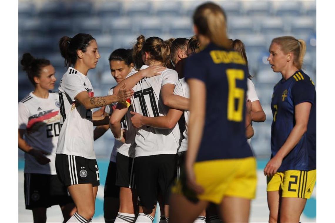 Die deutschen Spielerinnen feiern das Tor zum 1:0 gegen Schweden. Foto: Armando Franca/AP/dpa