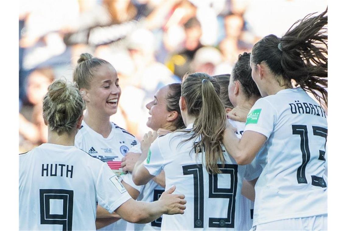 Die deutschen Spielerinnen feiern den Treffer von Lina Magull zum 4:0-Endstand. Foto: Sebastian Gollnow