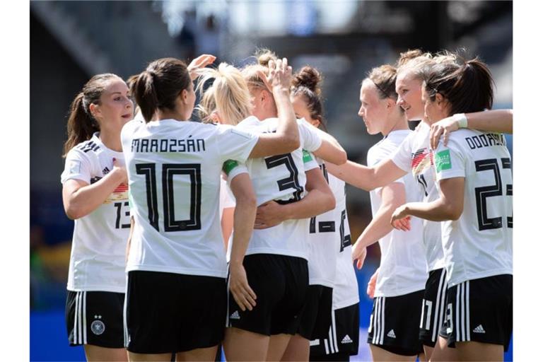 Die deutschen Spielerinnen jubeln nach dem Tor zum 1:0. Foto: Sebastian Gollnow