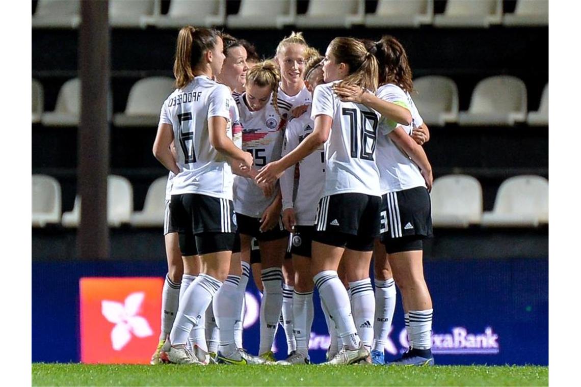 DFB-Frauen besiegen auch Verfolger Portugal Die deutschen Spielerinnen jubeln über das 2:0 gegen Portugal. Foto: Karsten Lauer/foto2press/dpa