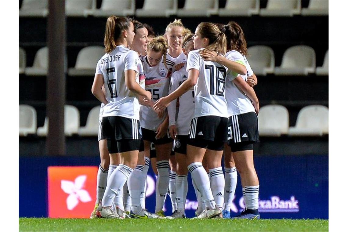 Die deutschen Spielerinnen jubeln über das 2:0 gegen Portugal. Foto: Karsten Lauer/foto2press/dpa