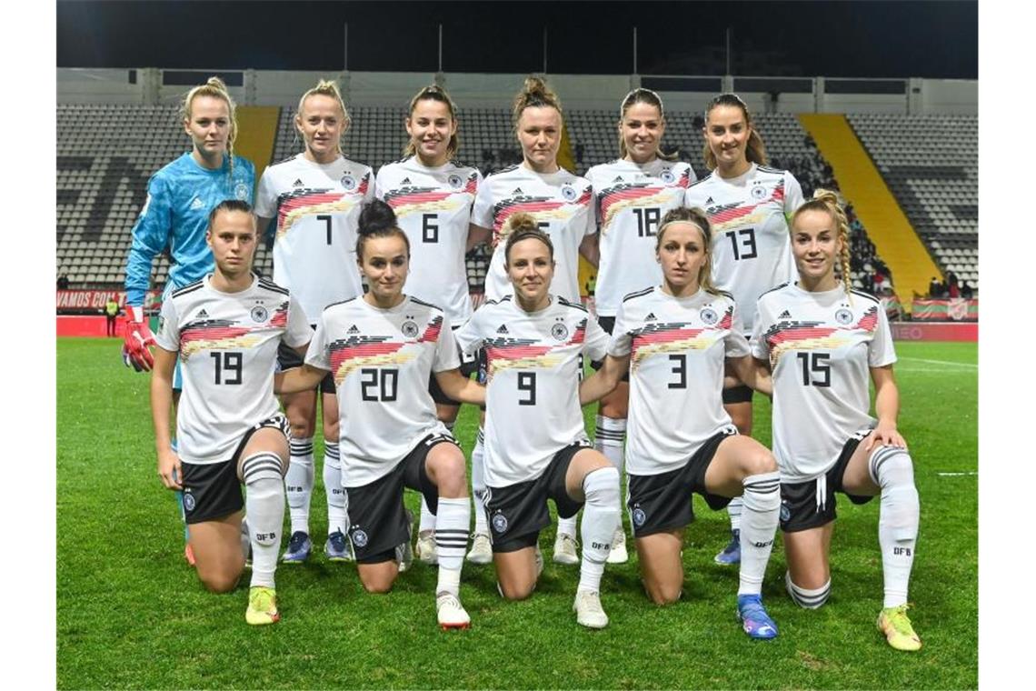 DFB-Frauen feiern Sieg - Richtiger Härtetest kommt noch Die deutschen Spielerinnen posieren vor dem Spiel gegen Portugal in Faro für ein Foto. Foto: Karsten Lauer/foto2press/dpa