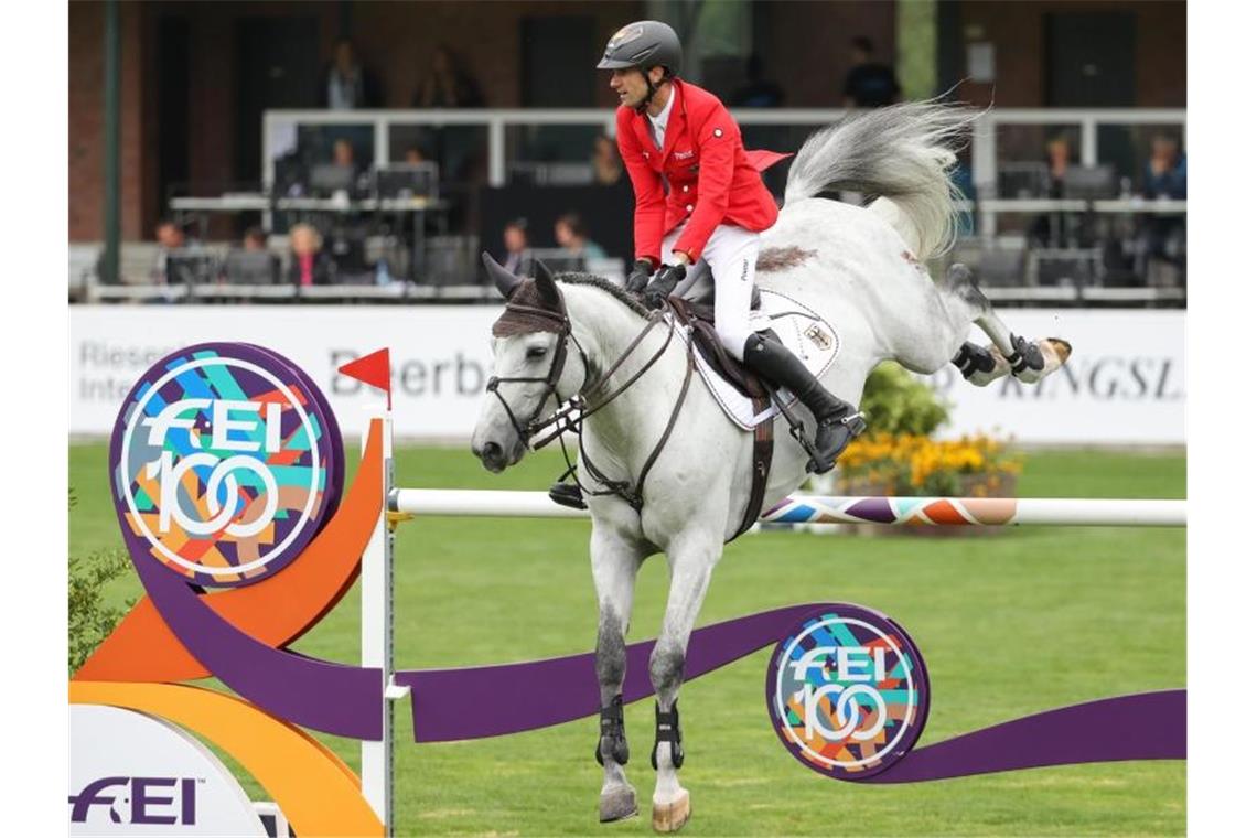 Springreiter mit starkem Start bei Heim-Europameisterschaft Die deutschen Springreiter (hier Christian Kukuk) erwischten einen gelungenen Start in Riesenbeck. Foto: Friso Gentsch/dpa
