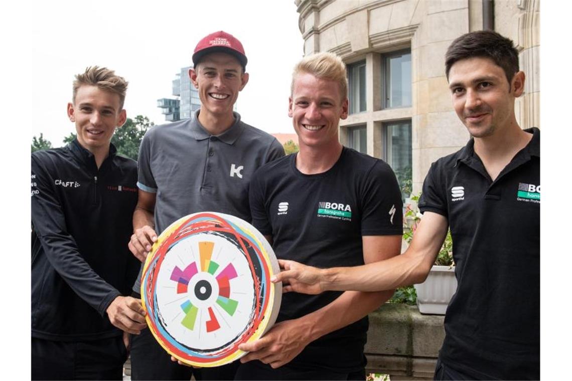 Die deutschen Stars bei der Deutschland Tour: Pressekonferenz: Lennard Kämna (l-r), Nils Pollitt, Pascal Ackermann und Emanuel Buchmann. Foto: Bernd Thissen