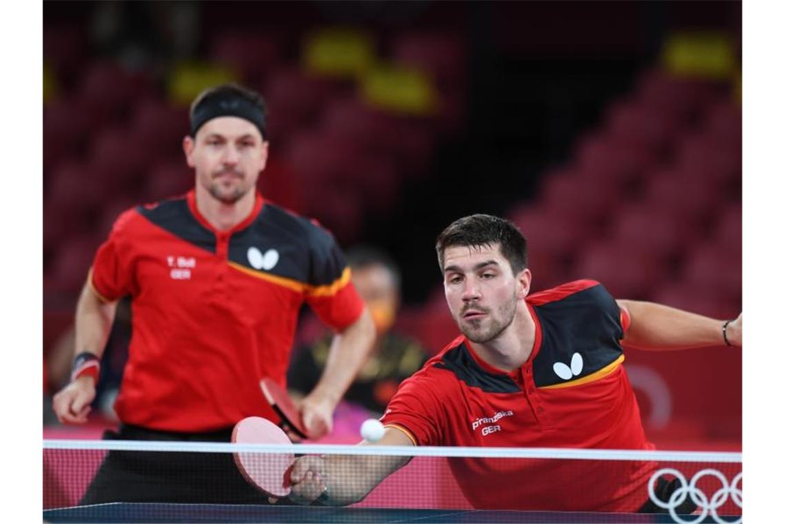 „Stolz“ auf Silber: Tischtennis-Herren verlieren gegen China Die deutschen Tischtennis-Herren um Timo Boll (l) und Patrick Franziska haben die große Sensation gegen China verpasst. Foto: Swen Pförtner/dpa