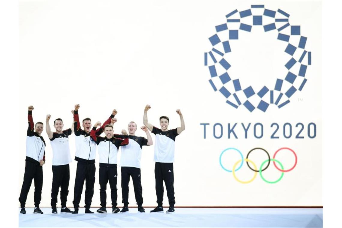 Die deutschen Turner jubeln nach der Qualifikation des Teams für die Olympischen Spiele 2020 in Tokio. Foto: Tom Weller/dpa