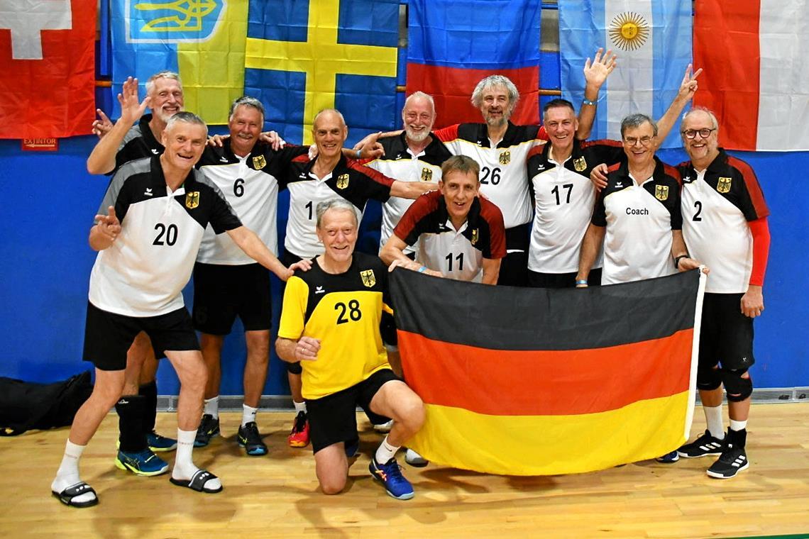 Deutsches WM-Gold mit starkem Block der TSG Backnang Die deutschen Ü-65-Volleyballer bejubeln den WM-Titel: Per Bolin, Walter Hafner, Jochen Becker, Kurt Wolf, Hubert Ritzdorf, Klaus Reichert, Trainer Pitt Richter, Kapitän Uwe Schlittenhardt (hinten von links), Roland Veit, Franz Steiner und Wilfried van Meegen (vorne). Foto: privat