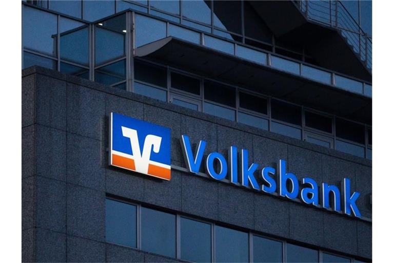 Die deutschen Volks- und Raiffeisenbanken sehen sich nach einer Gewinnsteigerung 2021 gut gerüstet für mögliche wirtschaftliche Rückschläge im laufenden Jahr. Foto: Marijan Murat/dpa