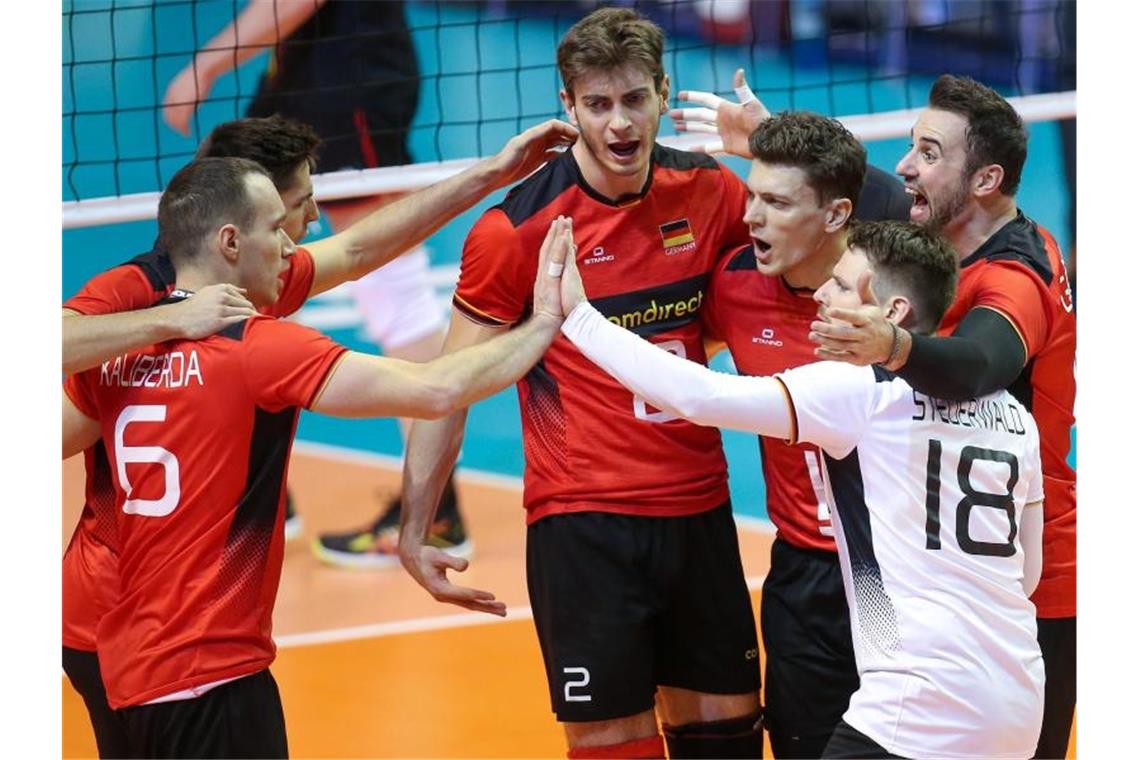 Angeschlagener Volleyballer Grozer fehlt im Training Die deutschen Volleyballer feiern den klaren 3:0-Sieg über Belgien. Foto: Andreas Gora/dpa