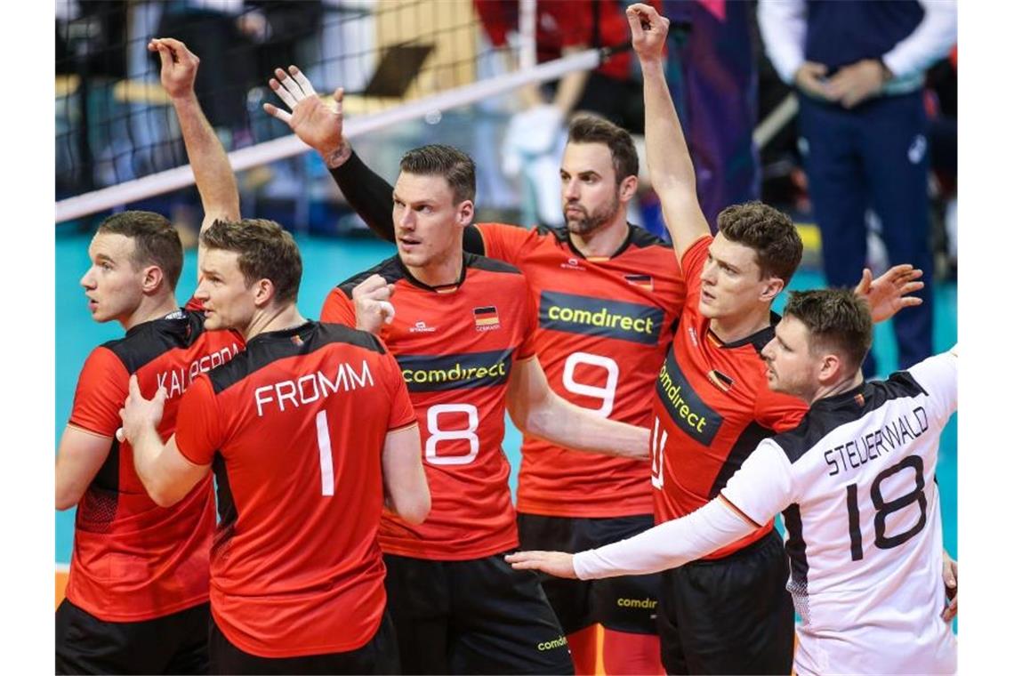 Angeschlagener Volleyballer Grozer fehlt im Training Die deutschen Volleyballer schauen jubelnd auf den Punktestand. Foto: Andreas Gora/dpa