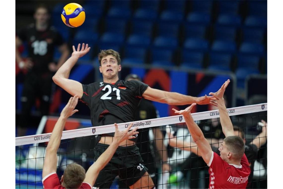 Deutsche Volleyballer feiern EM-Auftaktsieg Die deutschen Volleyballer um Tobias Krick (M.) setzten sich gegen Kroatien durch. Foto: Roman Koksarov/dpa