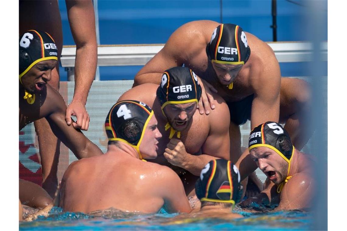 Wasserballer verpassen WM-Sensation knapp Die deutschen Wasserballer motivieren sich während einer Pause im Spiel gegen Kroatien. Foto: Bernd Thissen