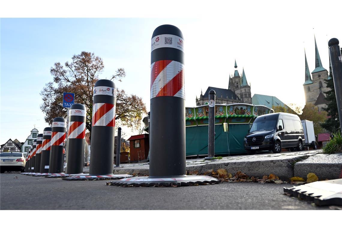 Die deutschen Weihnachtsmärkte werden wie hier in Erfurt mit Pollern und anderen Sperren gesichert.