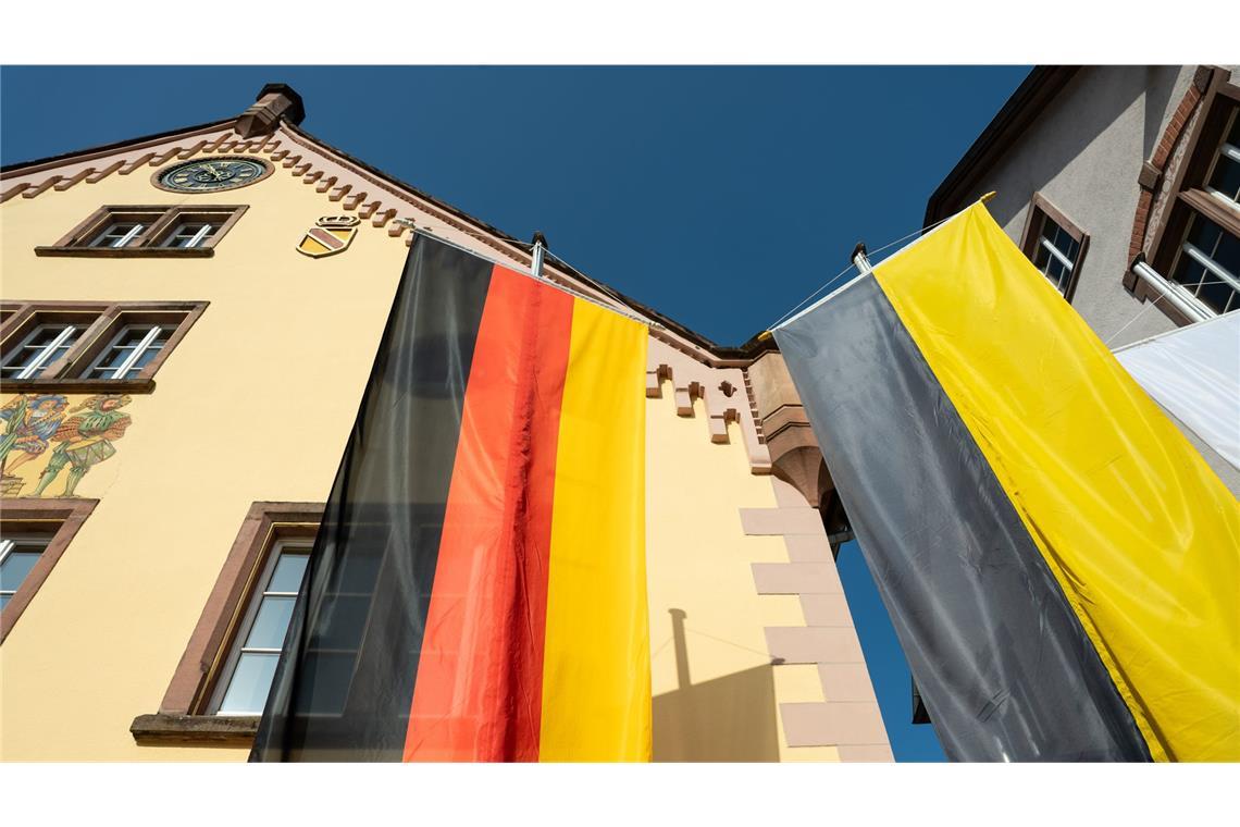 Die Deutschland-Flagge vor dem Rathaus in Hornberg.