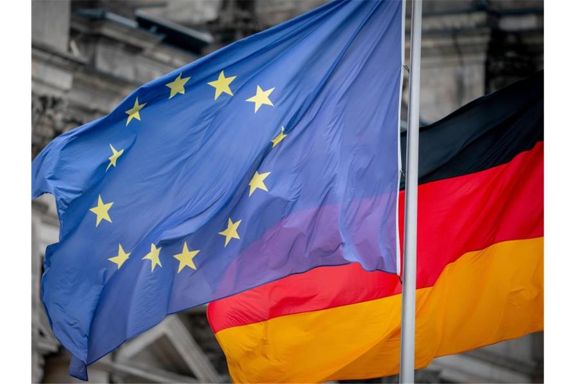 Deutschland startet im EU-Vorsitz Die Deutschland- und die Europaflagge vor dem Reichstagsgebäude. Deutschland übernimmt ab heute für ein halbes Jahr die EU-Ratspräsidentschaft. Foto: Kay Nietfeld/dpa