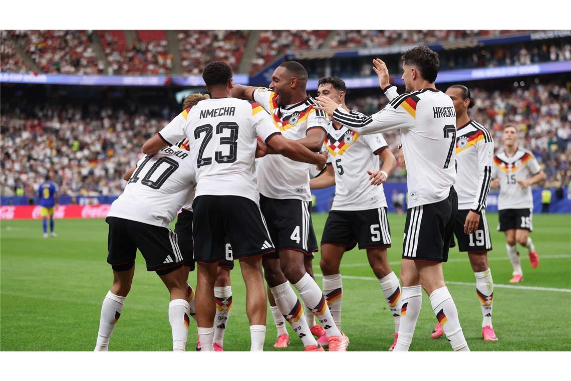 Die DFB-Elf freut sich über einen siegreichen WM-Auftakt.