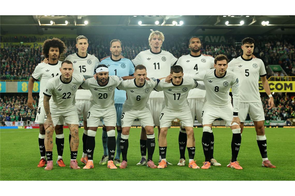 Die Fußball-Nationalmannschaft in der Einzelkritik Die DFB-Elf stellt sich zum Team-Foto im Windsor Park.