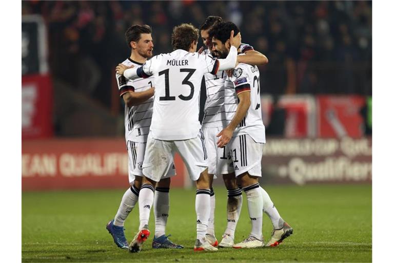 Die DFB-Elf um Doppelpacker Ilkay Gündogan (r) setzte sich souverän in Armenien durch. Foto: Christian Charisius/dpa