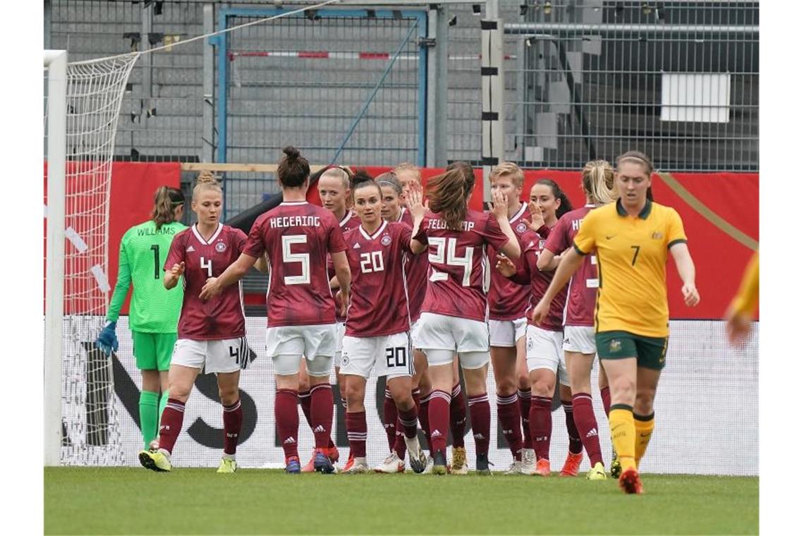DFB-Frauen trotzen Corona: Sieg über Australien Die DFB-Frauen bejubeln die Führung. Foto: Hasan Bratic/dpa