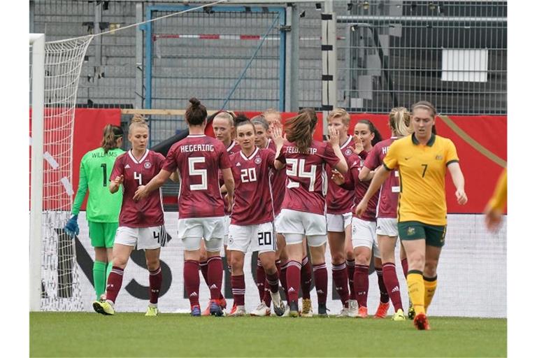 Die DFB-Frauen bejubeln die Führung. Foto: Hasan Bratic/dpa