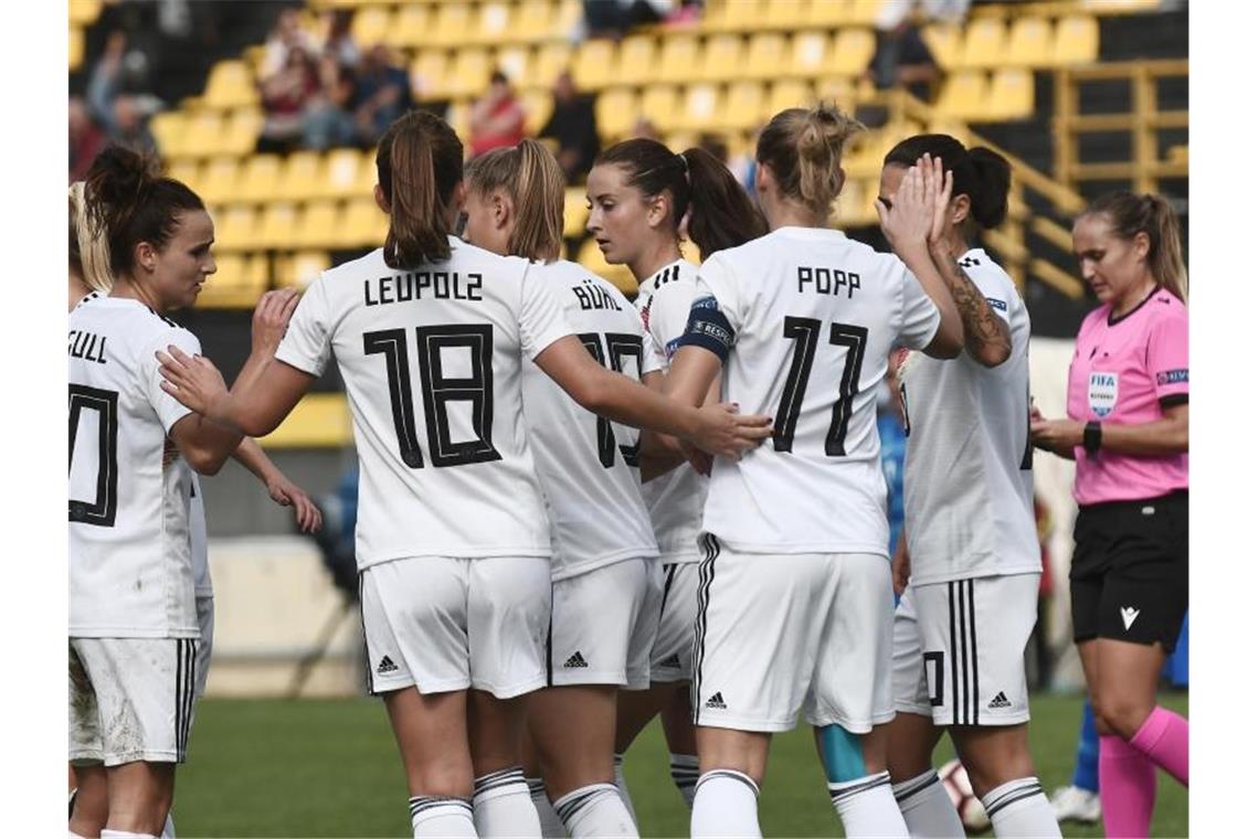 Die DFB-Frauen feiern ihren Kantersieg gegen Greichenland. Foto: Sakis Mitrolidis/dpa