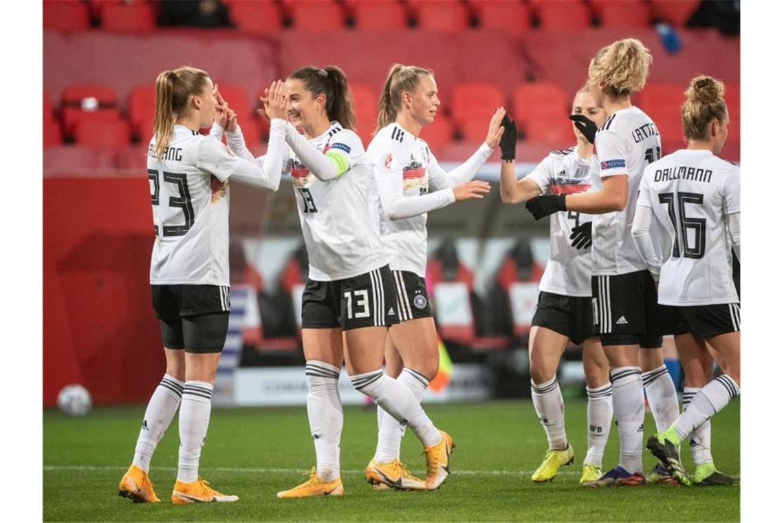 Die DFB-Frauen jubeln nach dem 2:0 durch Laura Freigang (l). Foto: Matthias Balk/dpa