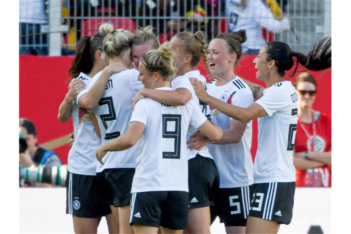 Die DFB-Frauen jubeln nach dem Treffer zum 1:0 von Alexandra Popp (3.v.l.). Foto: Armin Weigel