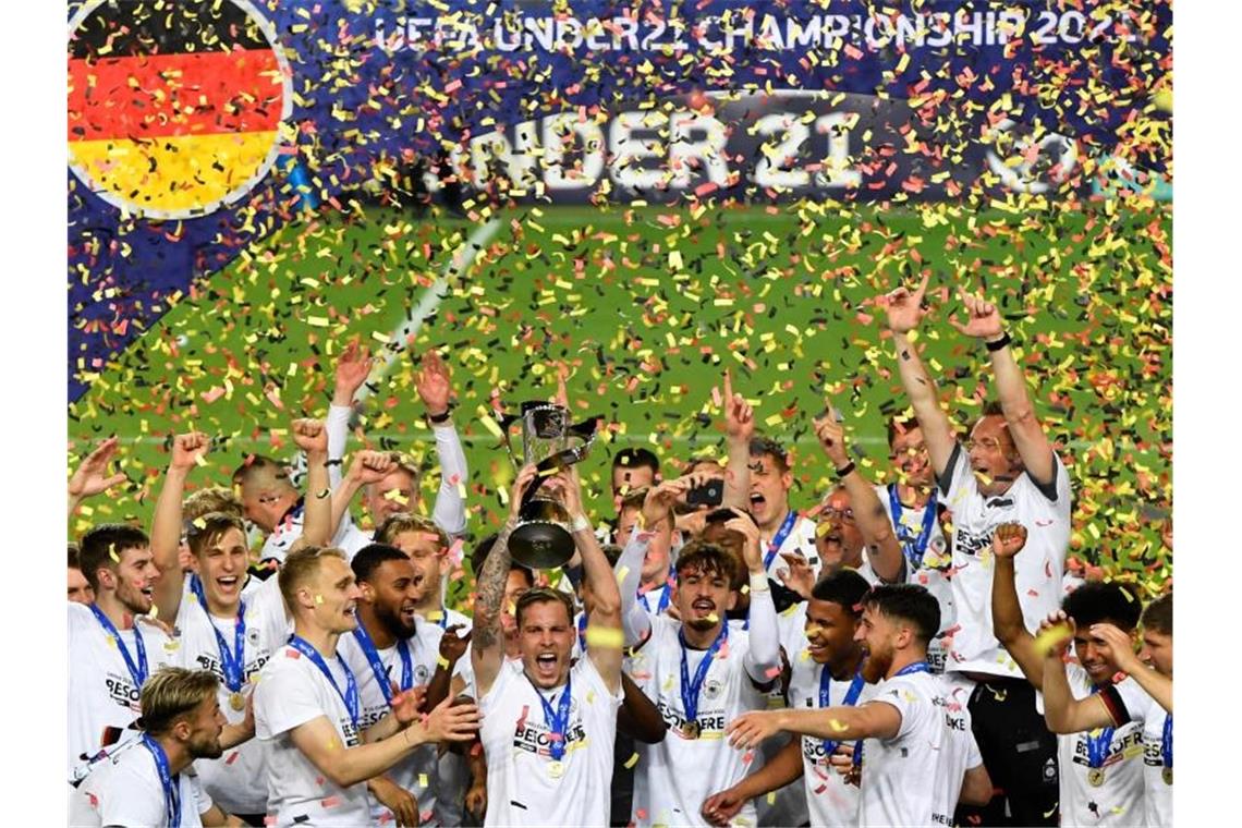 Deutsche U21 wieder Europameister: „Das ist so geil“ Die DFB-Junioren genießen den Triumph. Foto: Marton Monus/dpa
