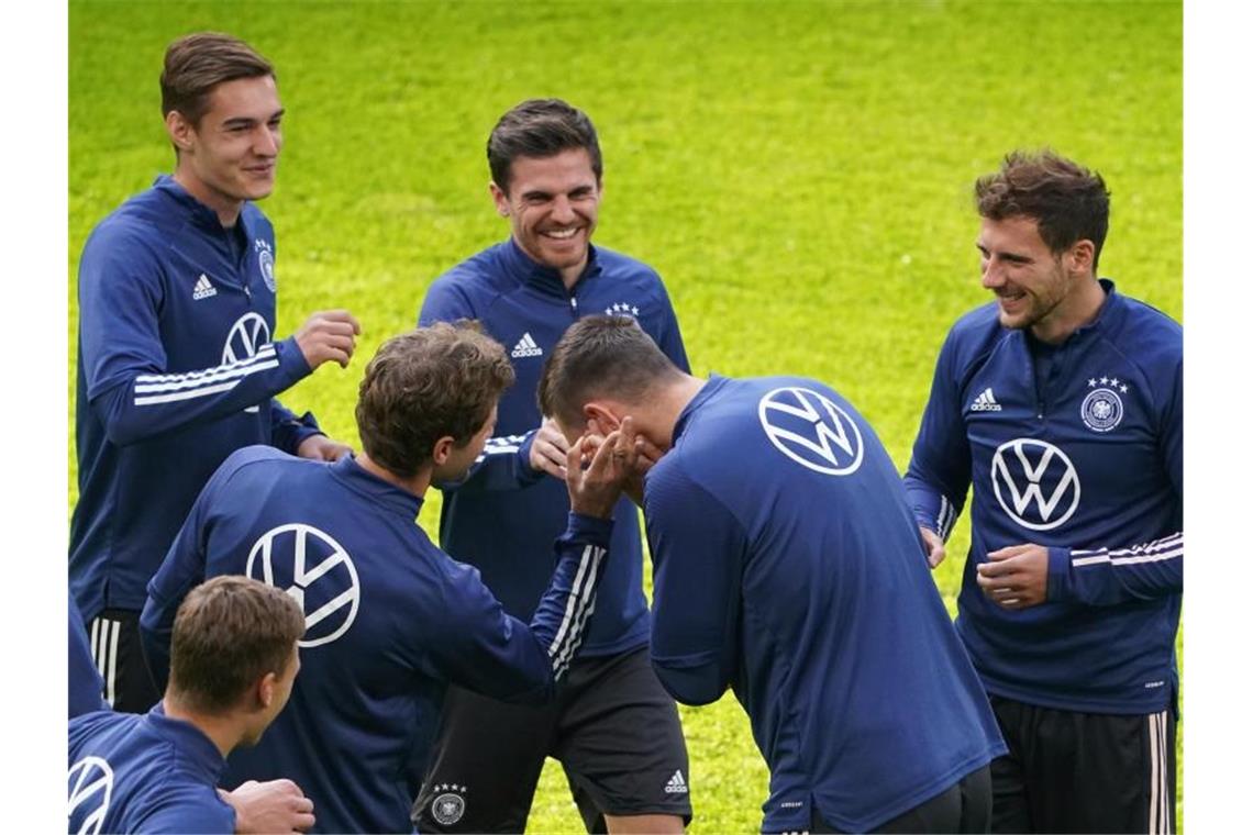 Die DFB-Spieler haben beim Abschlusstraining im Volksparkstadion beste Laune. Foto: Marcus Brandt/dpa