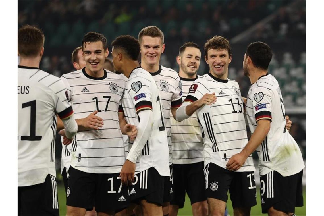 Flick hakt Schützenfest schnell ab - „Vorfreude“ auf Eriwan Die DFB-Spieler machten in Wolfsburg sowohl ihren Trainer als auch die Fans zufrieden. Foto: Christian Charisius/dpa