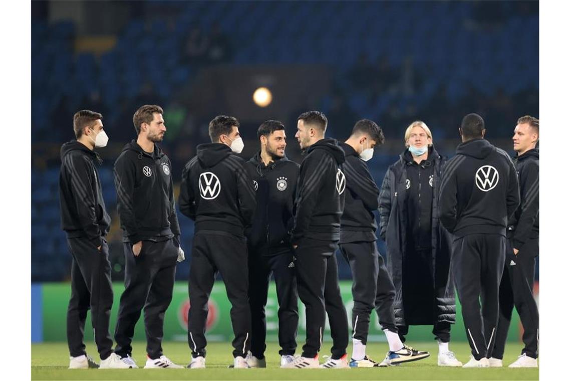 Die DFB-Spieler stehen vor dem Aufwärmen auf dem Rasen. Foto: Christian Charisius/dpa