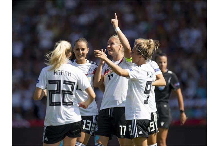 Die DFB-Spielerinnen feiern ihren Sieg gegen Montenegro. Foto: David Inderlied