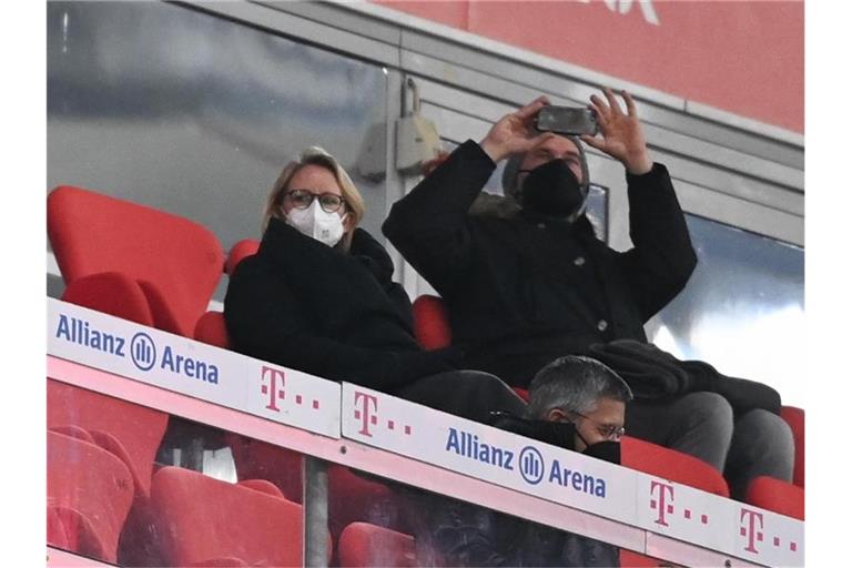 Die DFL-Geschäftsführerin und Sprecherin des DFL-Präsidiums, Donata Hopfen, sitzt während eines Bundesligaspiels auf der Ehrentribüne. Foto: Sven Hoppe/dpa